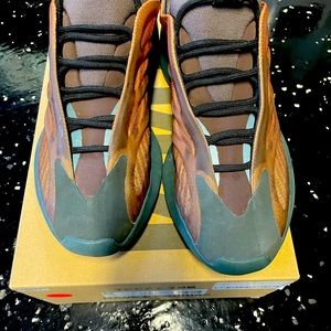 Lightly used Adidas Yeezy 700 V3 Size 10.5